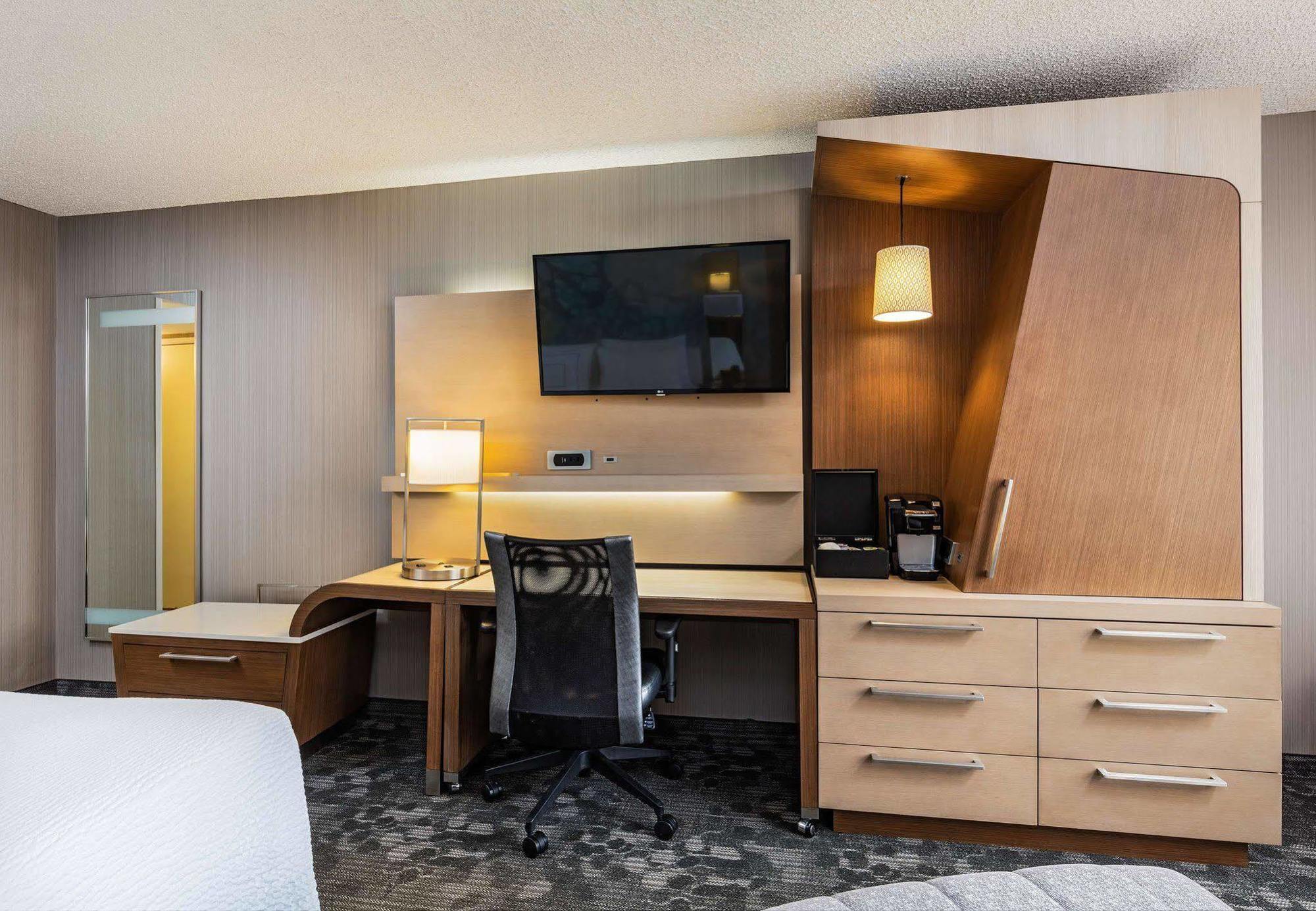 Courtyard By Marriott Riverside Ucr/Moreno Valley Area Room photo